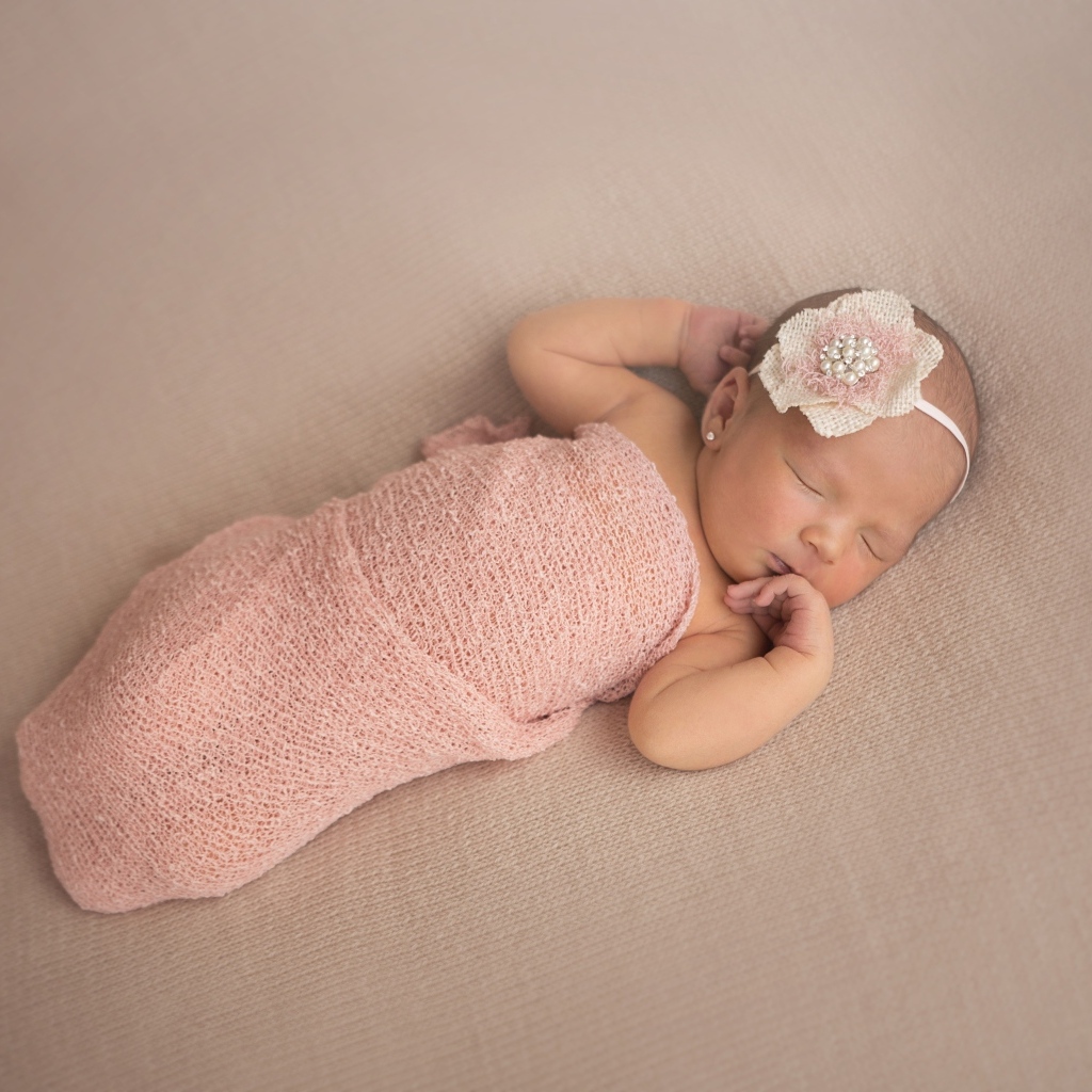 Милое фото новорожденной девочки с бантом на голове