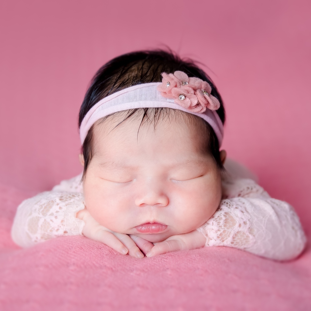 Милая спящая девочка азиатка с ободком на голове