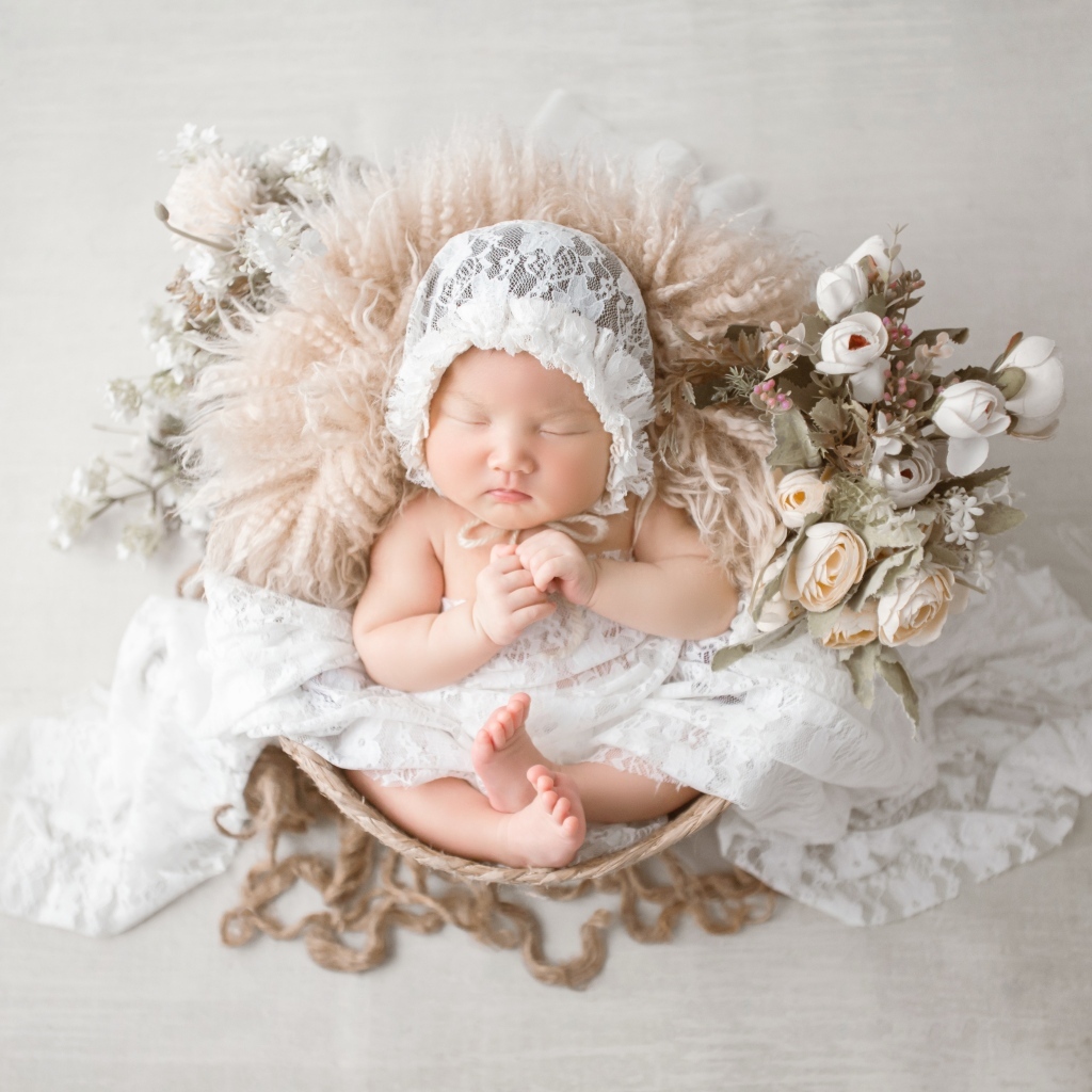 Милый спящий ребенок в белой шапке 