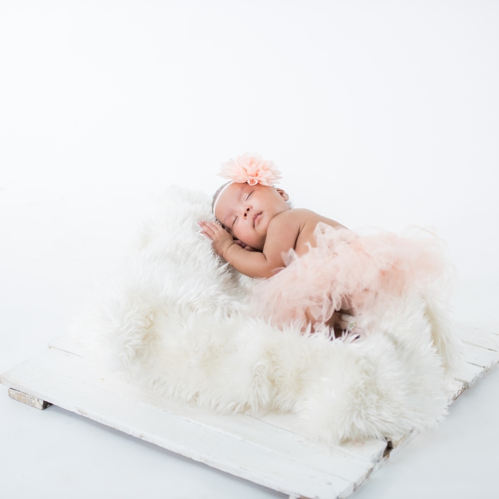 Милая спящая девочка в розовой юбке 