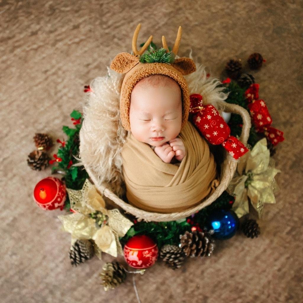 Милый спящий новорожденный малыш с игрушками