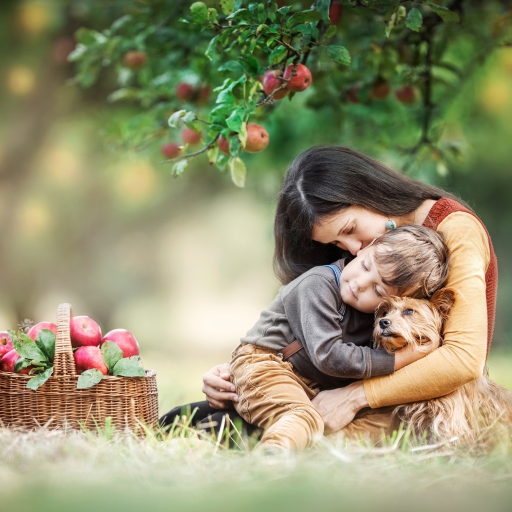 Семья обнимается в саду