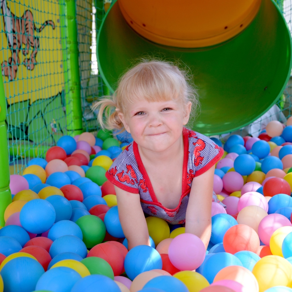 Забавная девочка играет в шариках