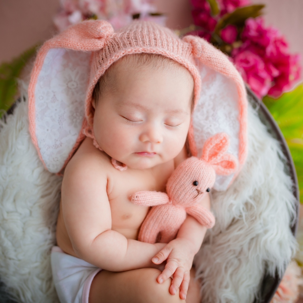 Забавный спящий ребенок обнимает игрушку