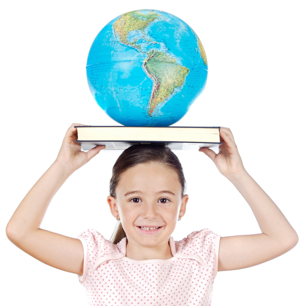Девочка с книгой и глобусом на голове 