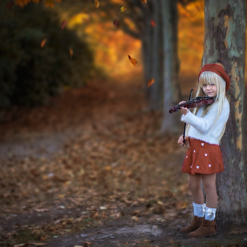 Девочка со скрипкой в парке