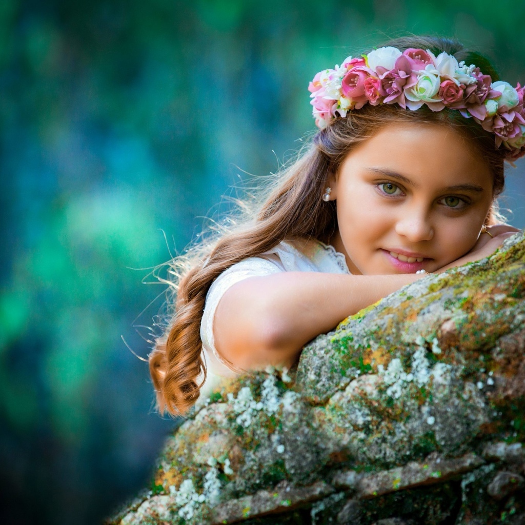 Девочка с венком на голове в саду