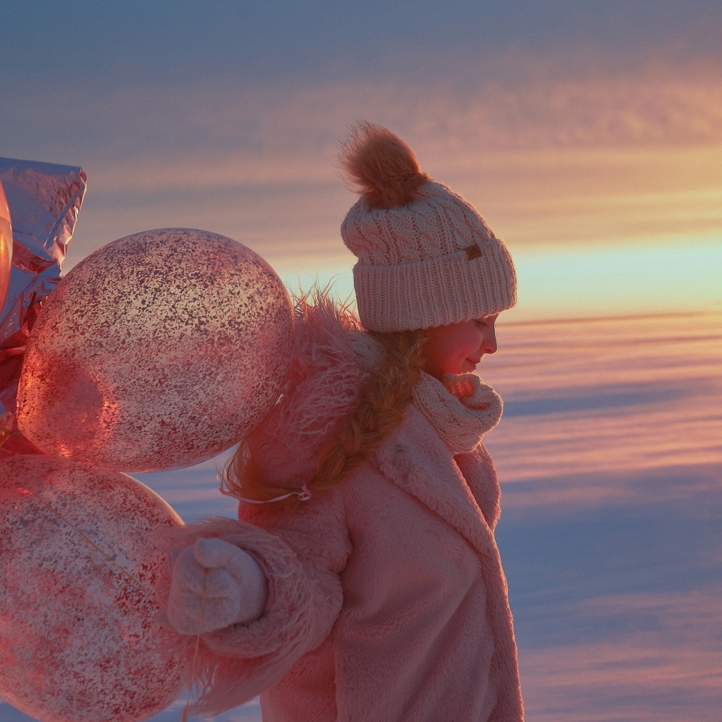 Девочка с шариками зимой