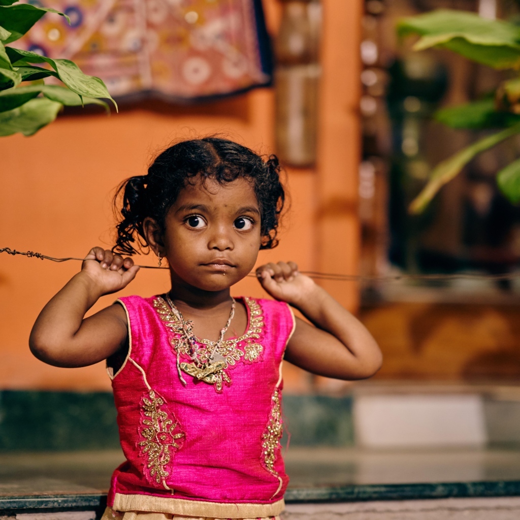 Девочка индианка в розовом платье