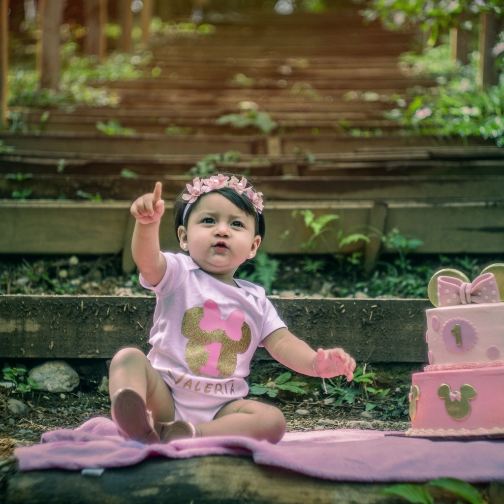 Маленькая девочка именинница с тортом