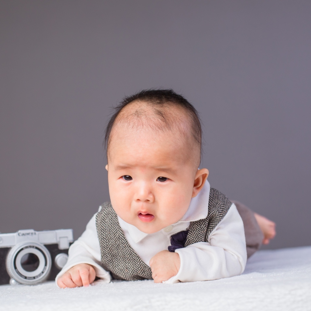 Маленький мальчик в костюме с фотоаппаратом