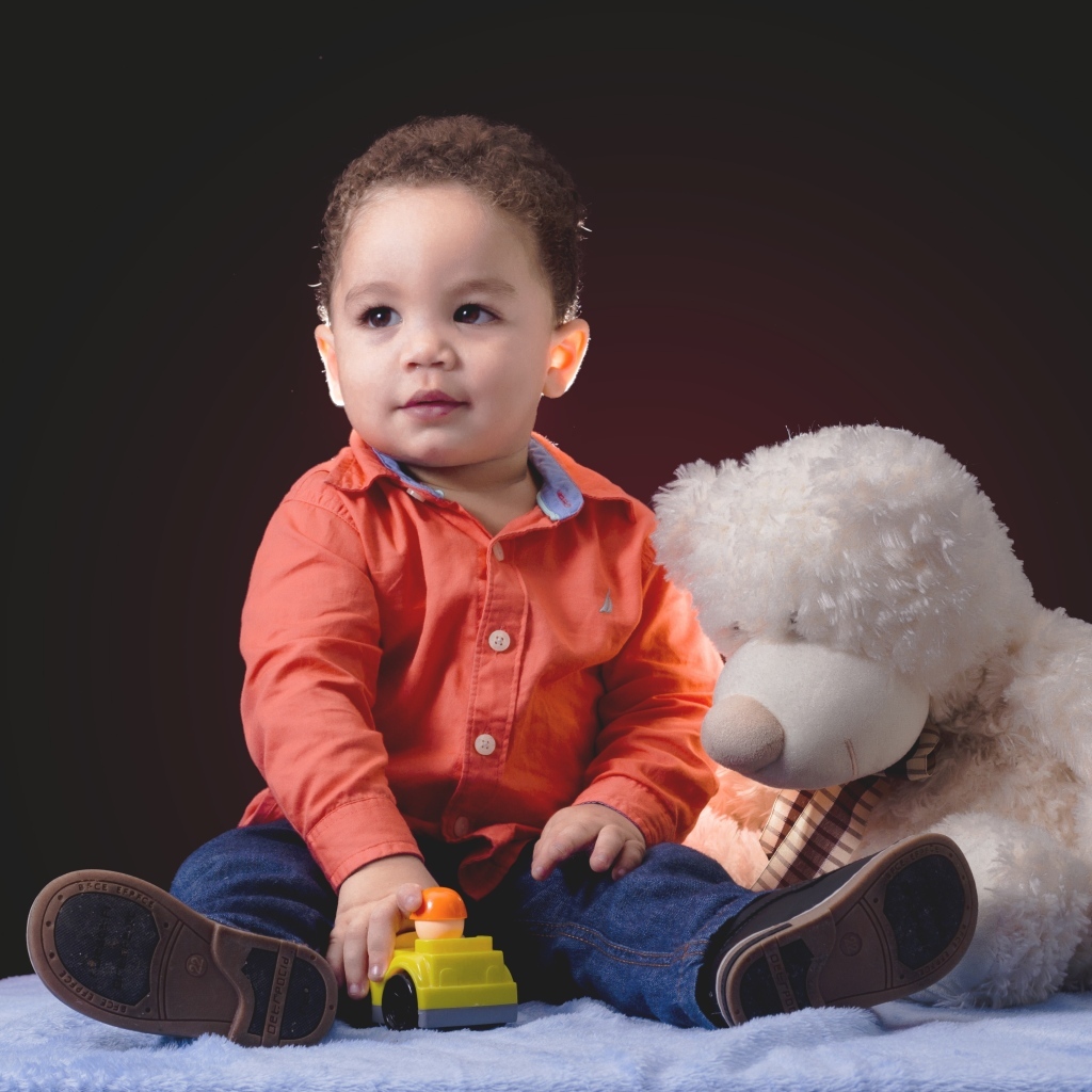 Маленький мальчик с большим игрушечным медведем