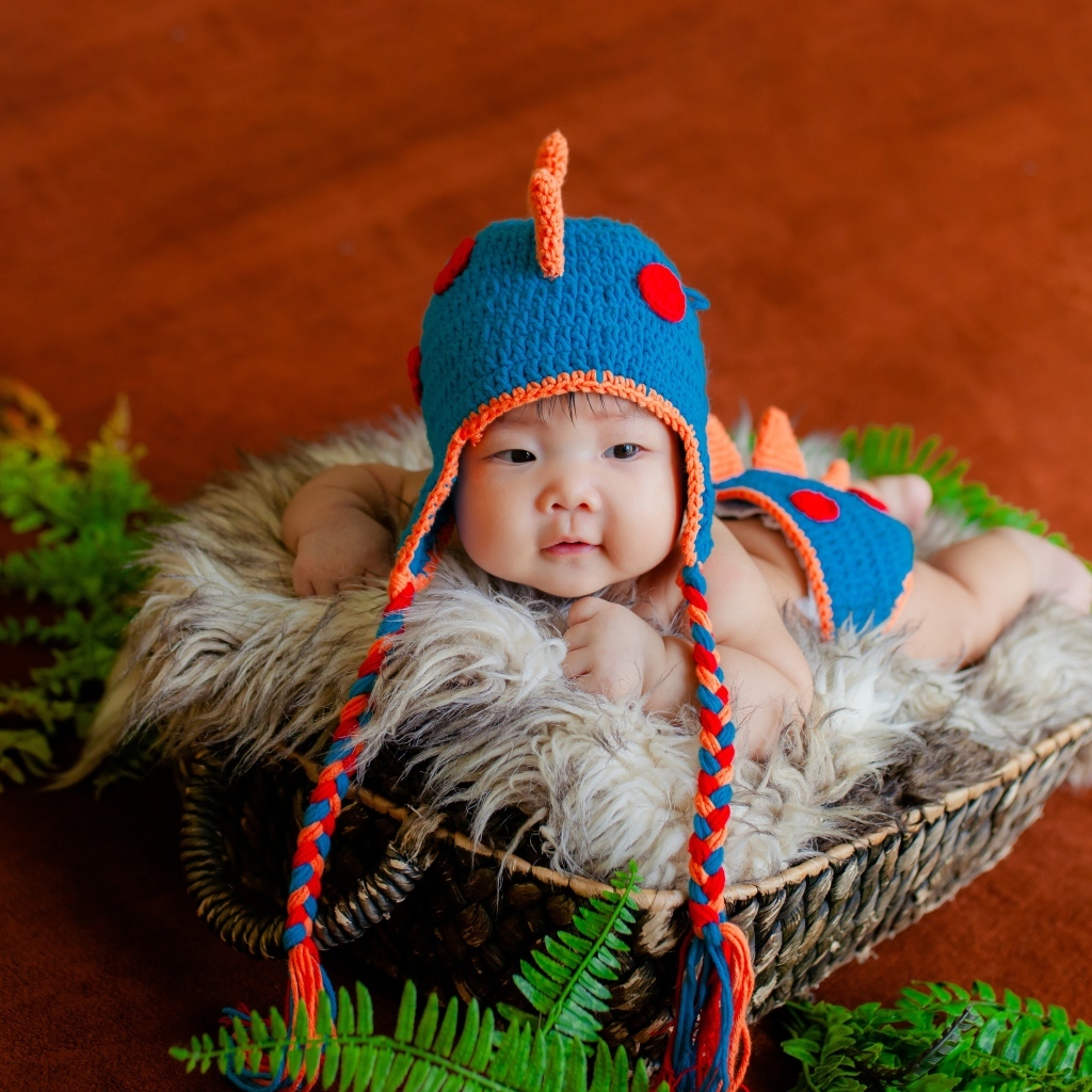 Маленький ребенок в смешной вязаной шапке