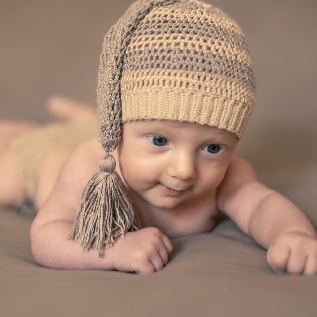 Маленький ребенок в вязаной шапке 
