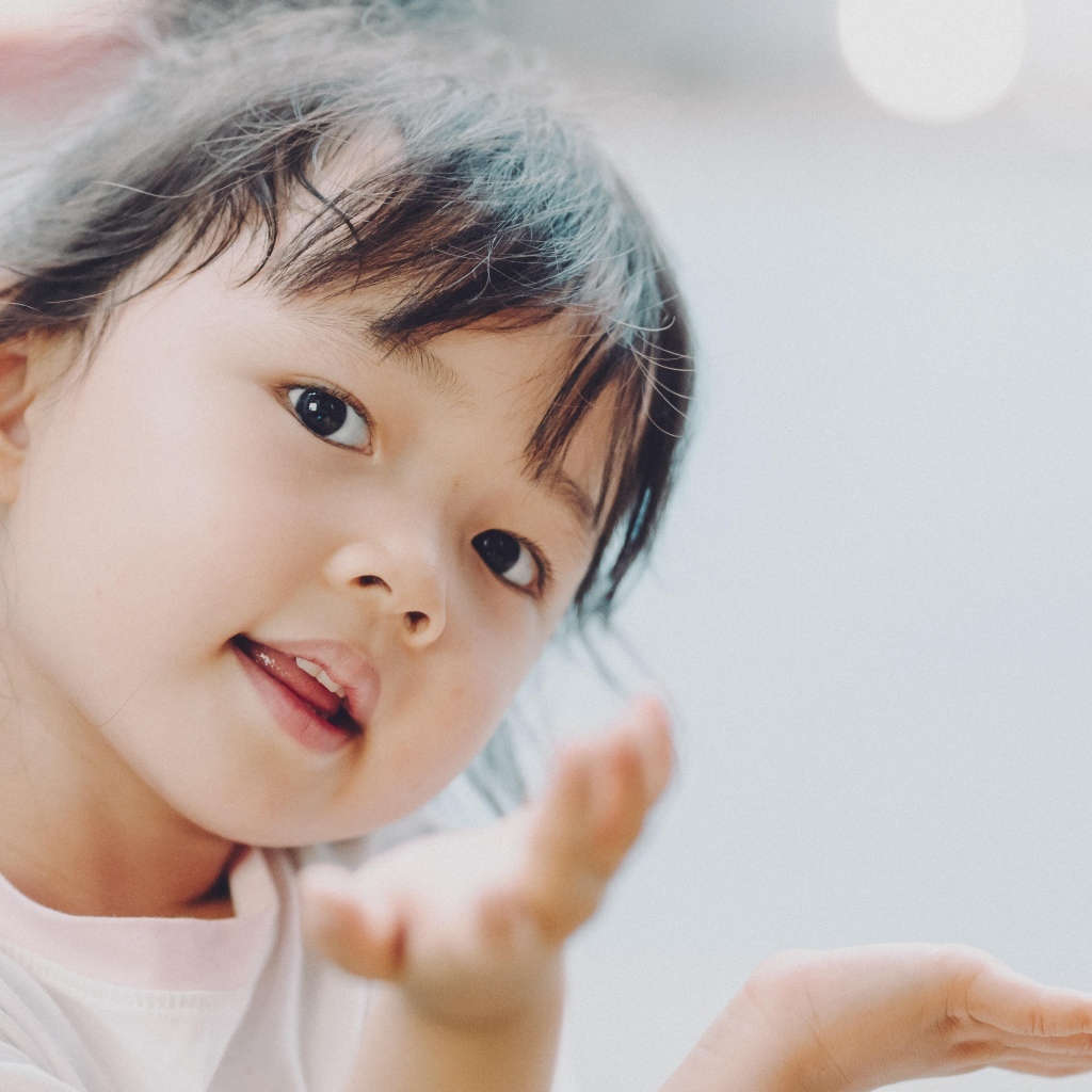 Маленькая милая кареглазая девочка