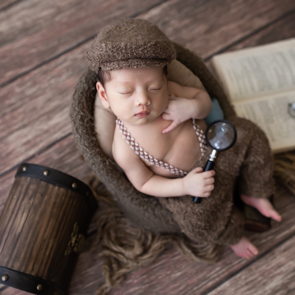 Маленький сыщик с сундуком и книгой