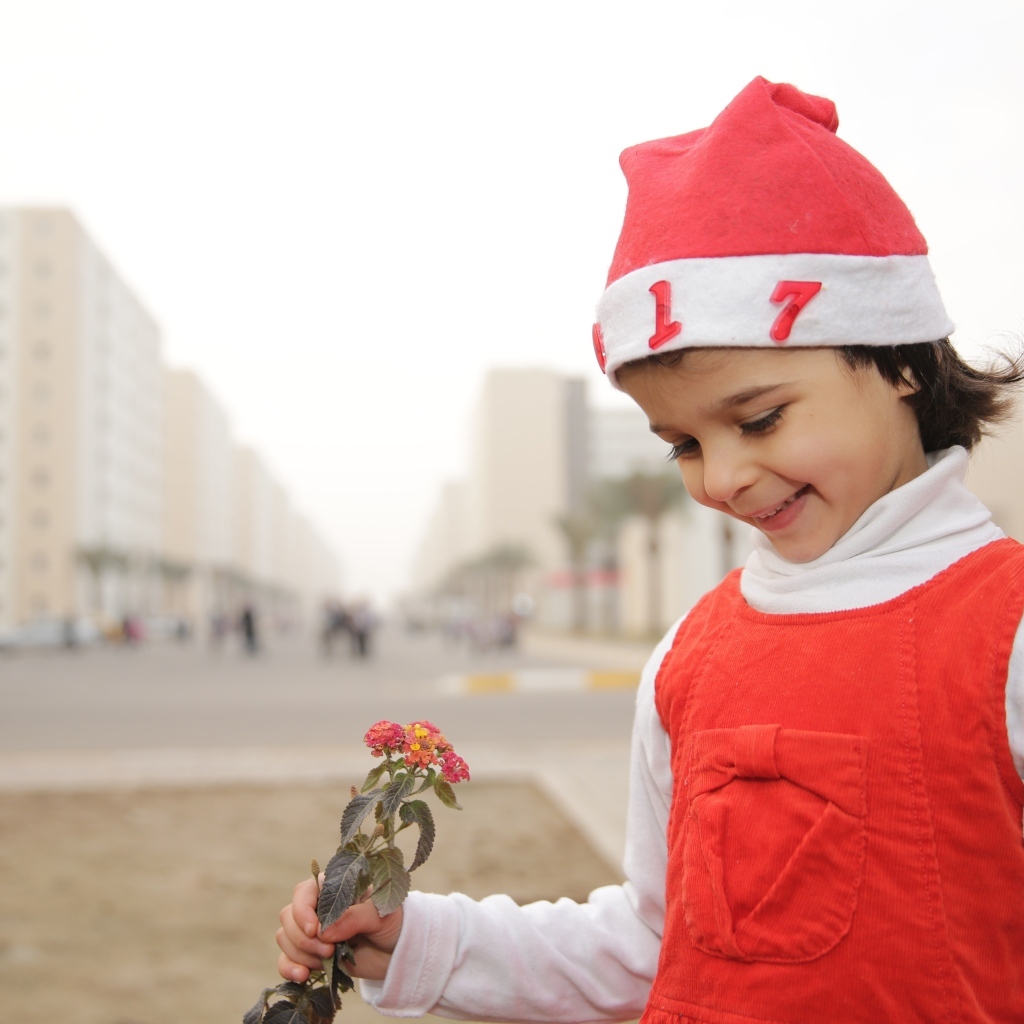 Маленькая девочка в новогоднем костюме