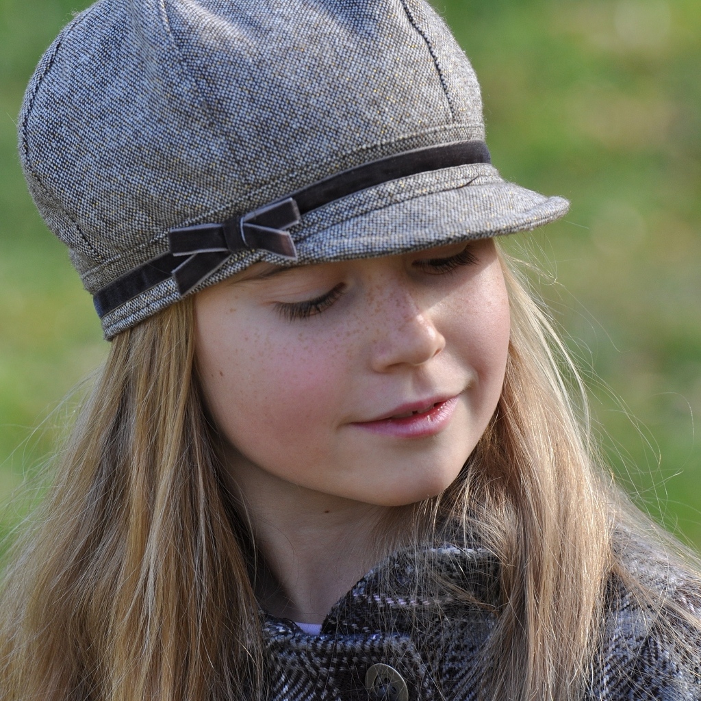 Маленькая девочка в серой кепке