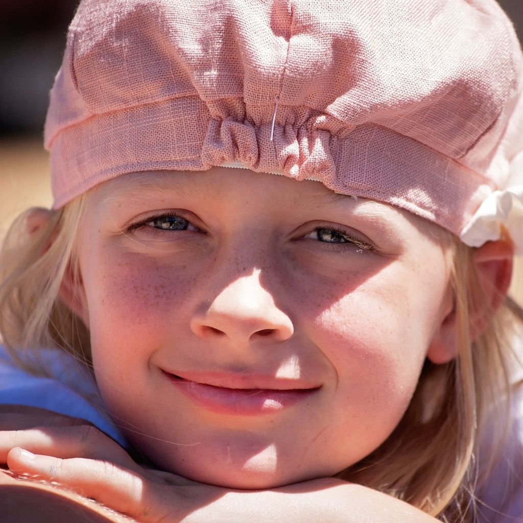 Маленькая девочка в розовой шапке