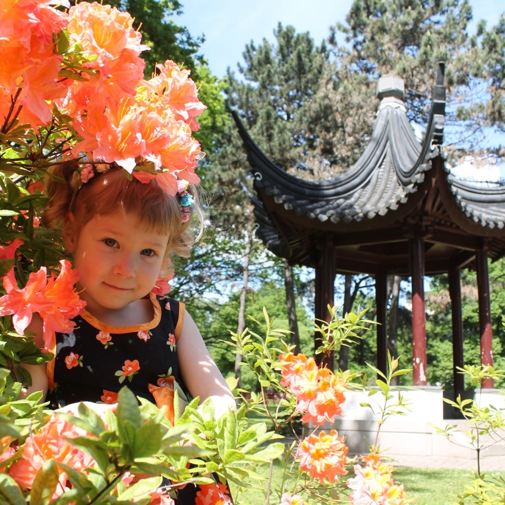 Маленькая девочка в цветах