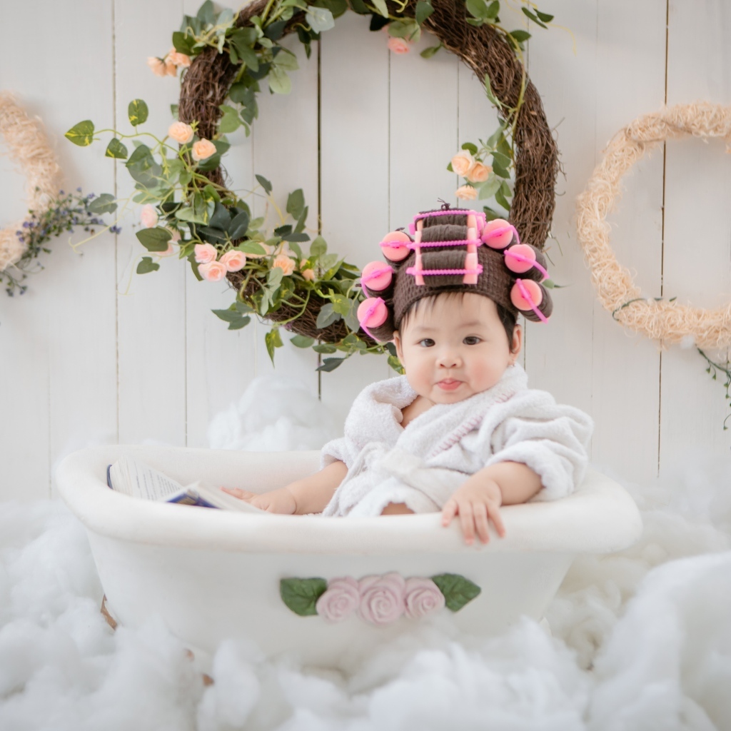 Маленькая девочка сидит в ванной