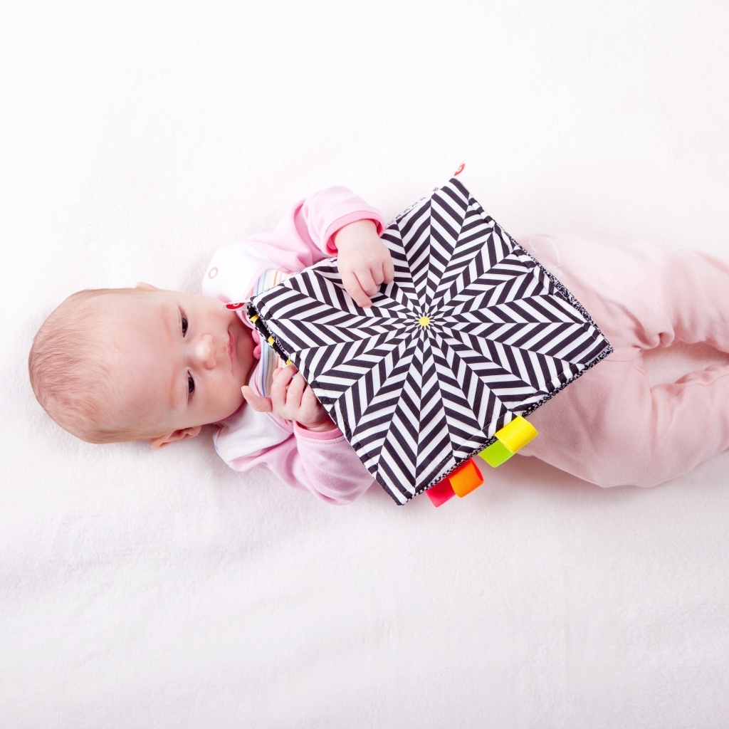 Маленькая девочка с книгой на белом фоне