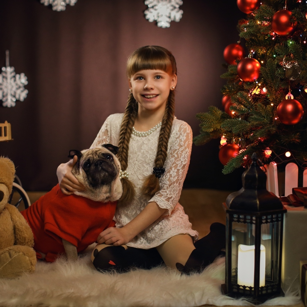 Маленькая девочка с собакой на новый год