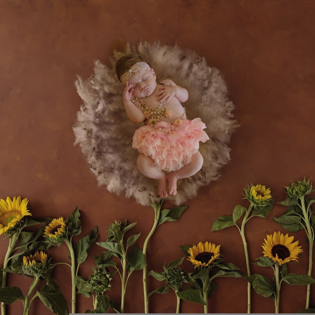 Маленькая девочка с цветами подсолнуха