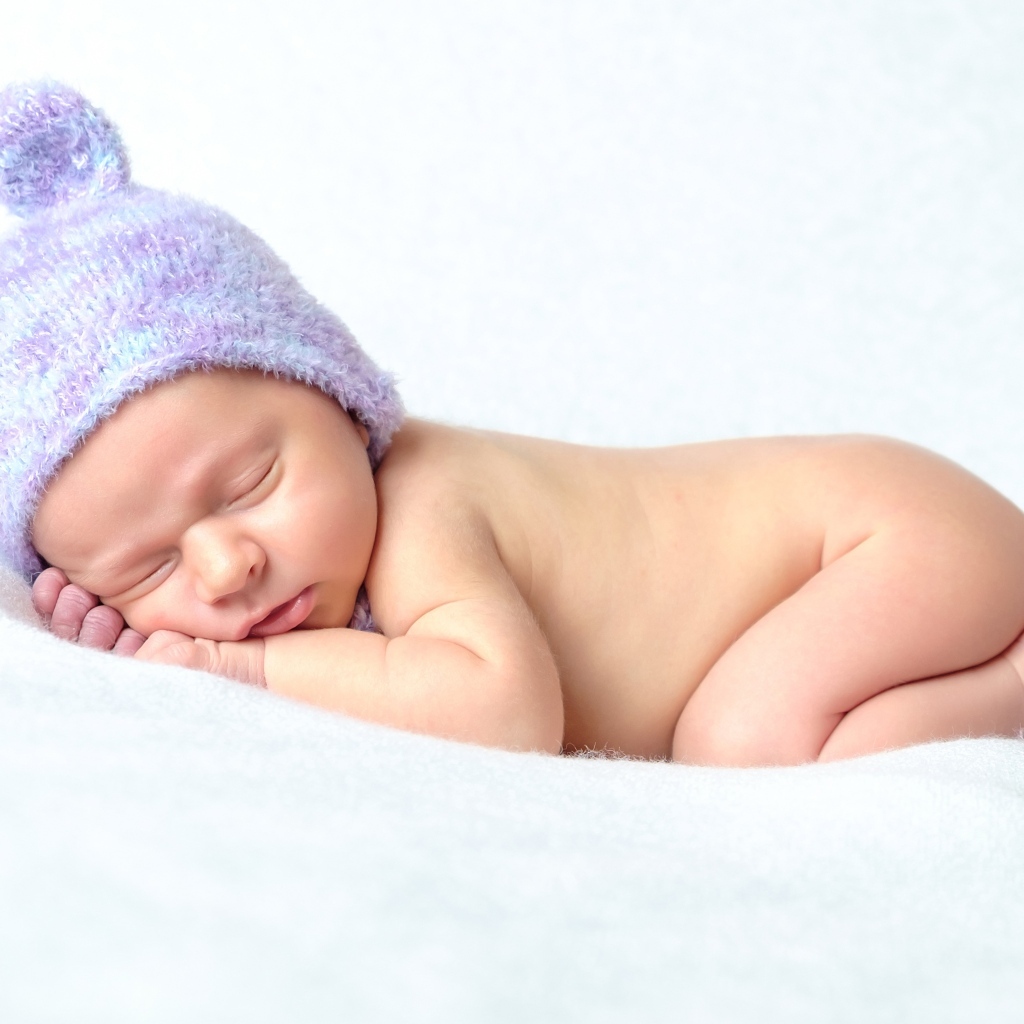 Маленький новорожденный ребенок в шапке