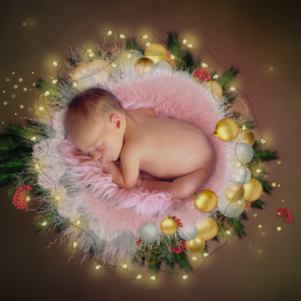 Маленький новорожденный малыш с гирляндой