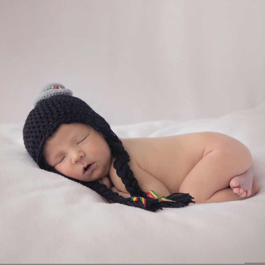 Новорожденная кроха в черной шапке
