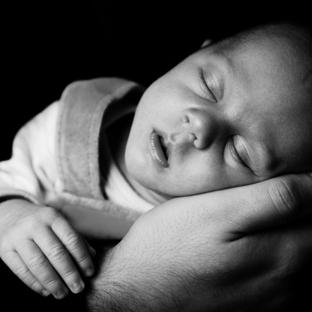 Новорожденный малыш спит на ладони