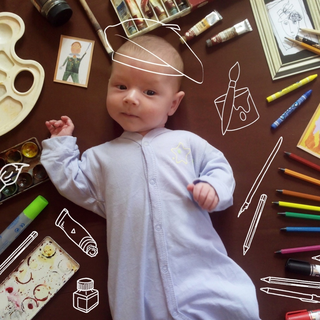 Новорожденный ребенок с канцелярскими предметами