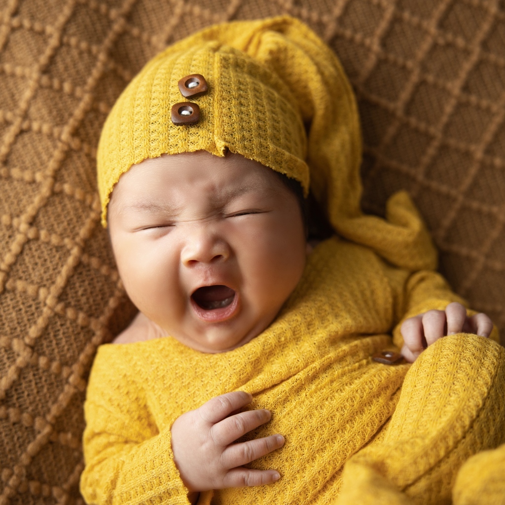 Новорожденный ребенок зевает во сне