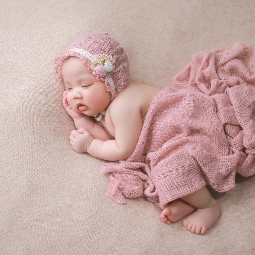 Фото маленькой спящей девочки в шапке