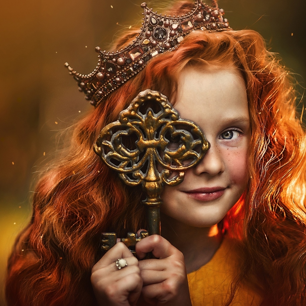 Рыжеволосая девочка с большим ключом
