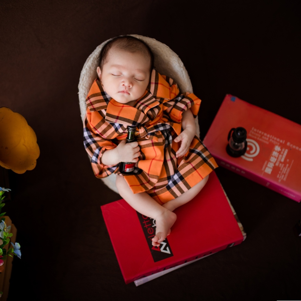 Серьезный спящий новорожденный малыш 