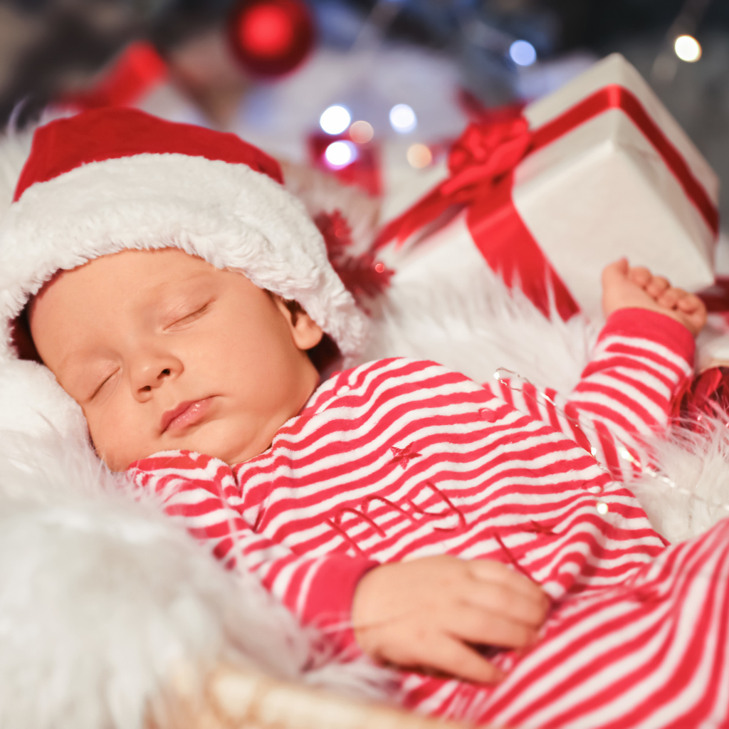 Спящий младенец в новогоднем костюме