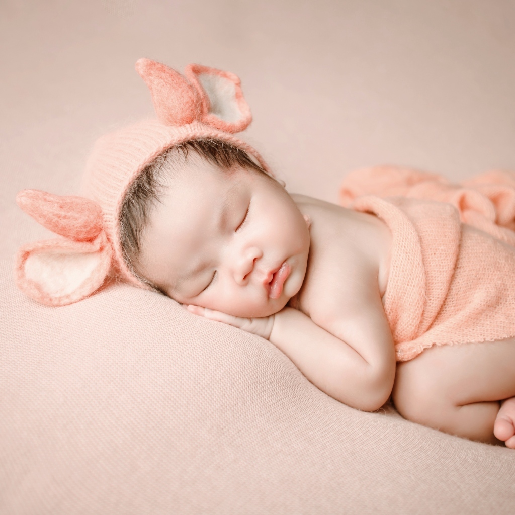 Спящий ребенок в милом костюме