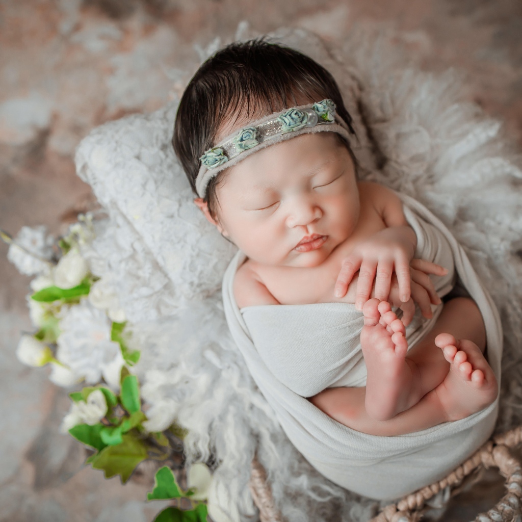 Спящий младенец в простыни 