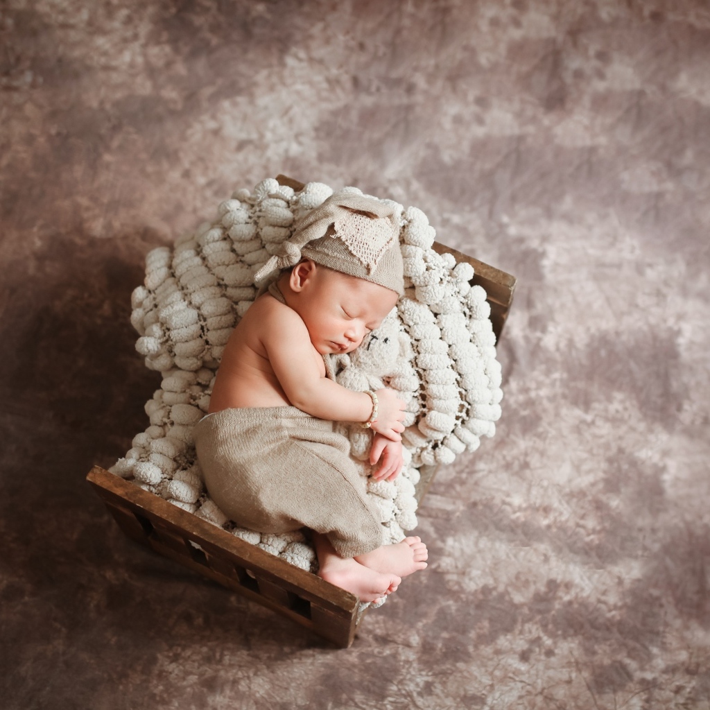 Спящий новорожденный ребенок в кроватке 