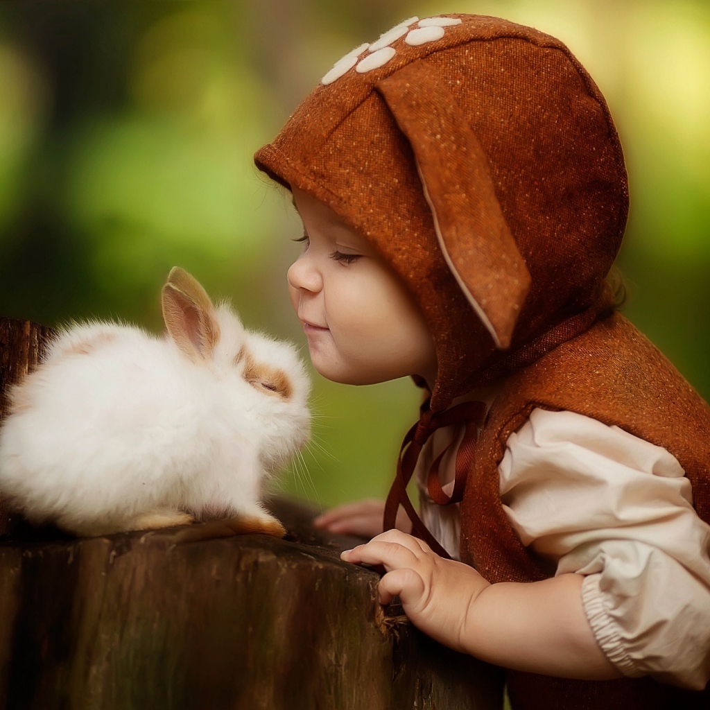 Маленький ребенок с декоративным кроликом