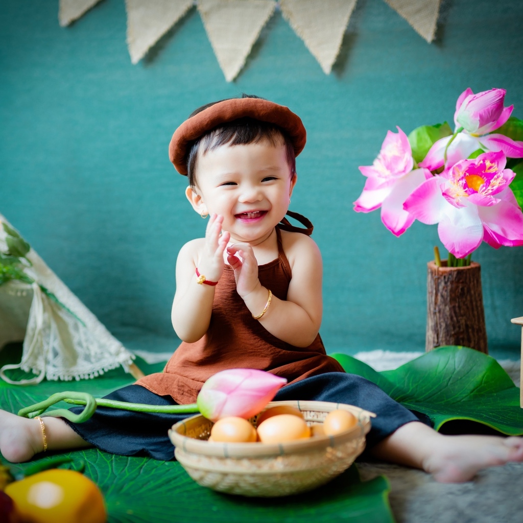 Улыбающийся мальчик с цветами 