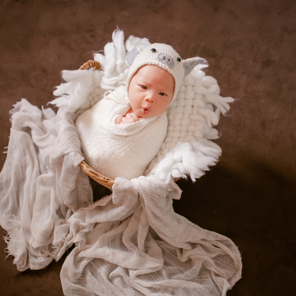 Удивленный новорожденный малыш 