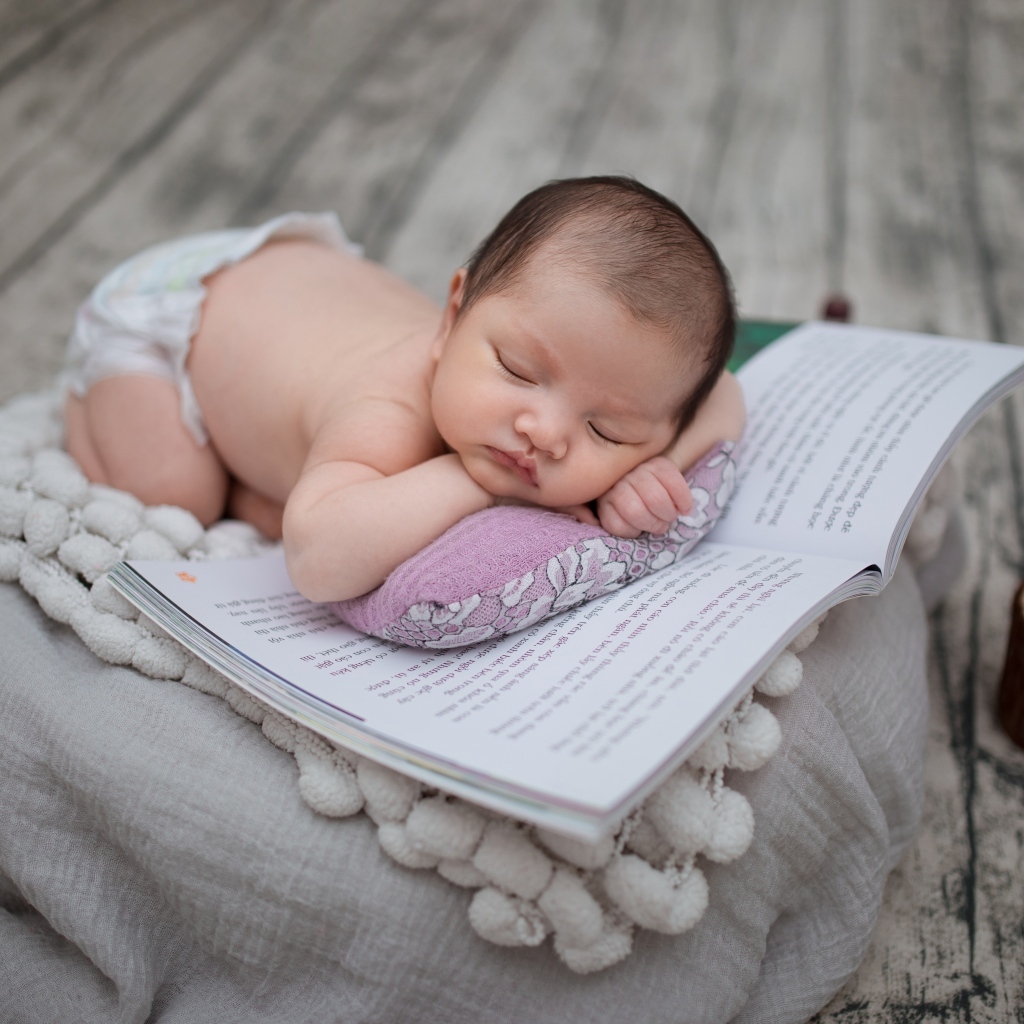 Сладкий сон малыша с книгой