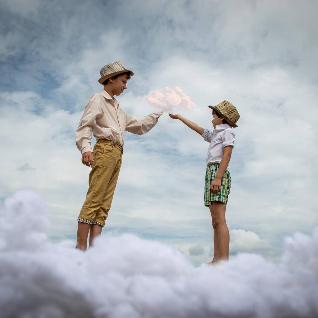 Два мальчика стоят на белом облаке