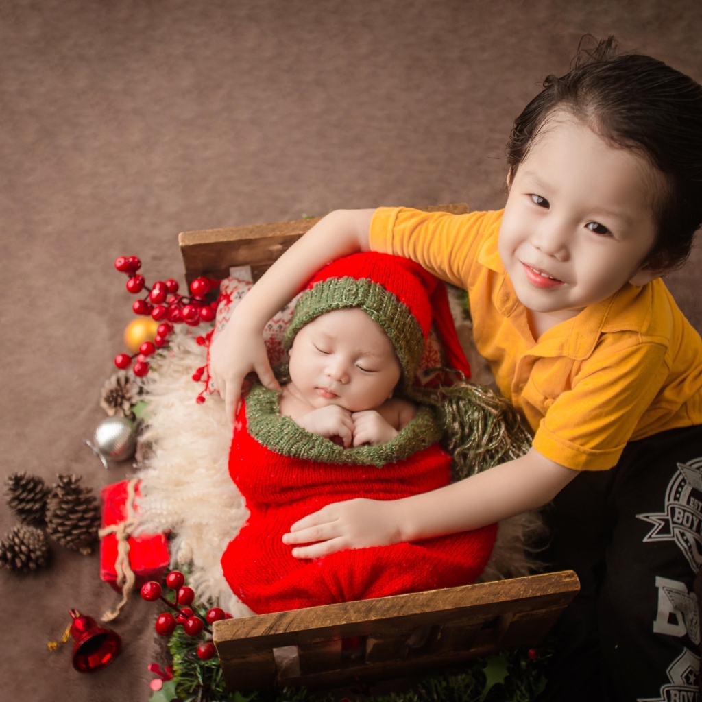 Два маленьких брата на фотосессии