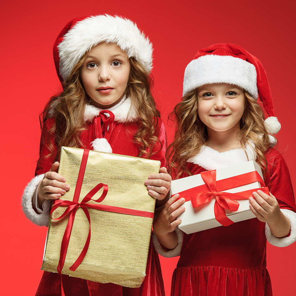 Две маленькие девочки с подарками на Рождество