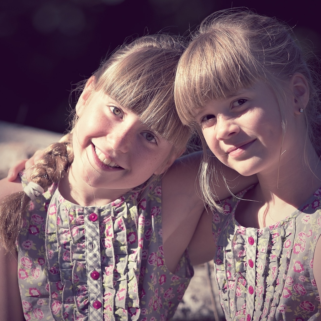 Две маленькие девочки сестры