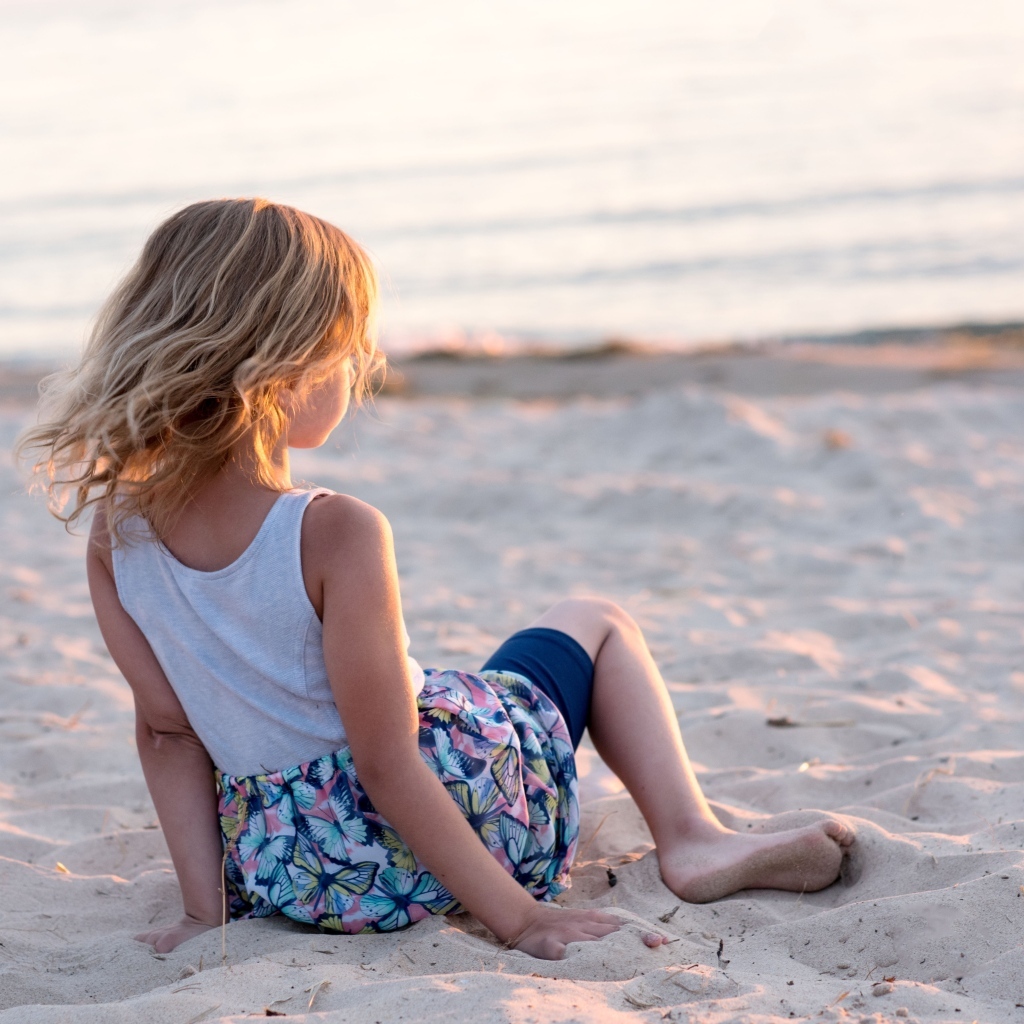 Маленькая девочка смотрит на море